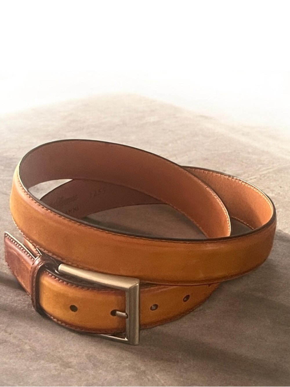 Saks Fifth Avenue MAGNANNI
Leather Burnish Belt sz 38